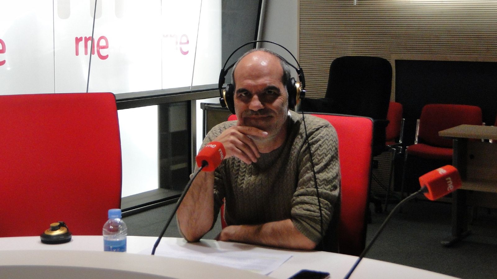 Por tres razones - Abrimos la primera página de nuestro diario - Escuchar ahora