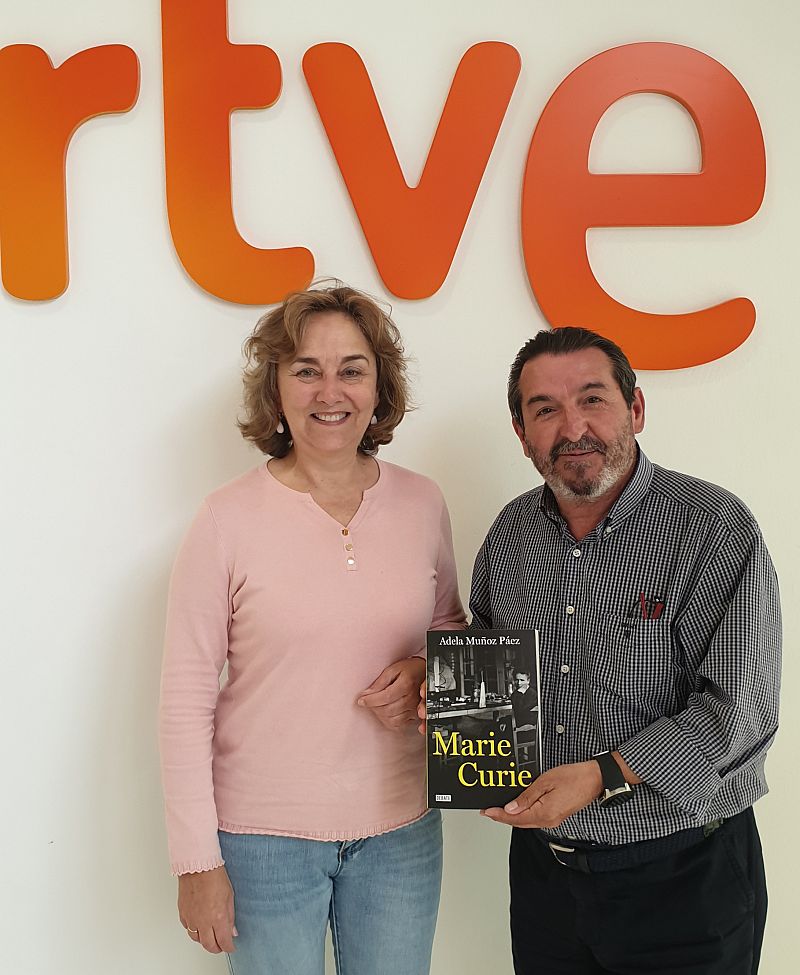 Biblioteca Pública - "Marie Curie". Adela Muñoz Páez rompe los clichés en torno a la primera mujer que obtuvo el Nobel en una detallada biografía