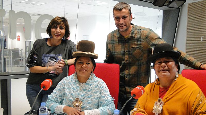 Por tres razones - Las 'cholitas', un paso para todas las mujeres - Escuchar ahora