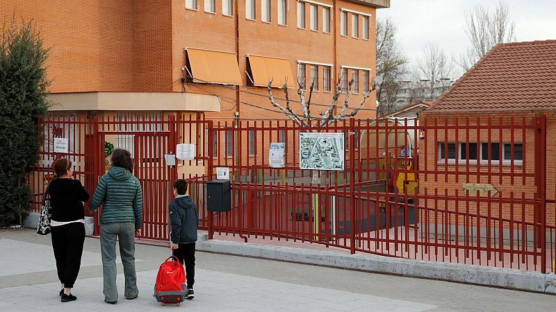 Boletines RNE - La Rioja se suma a Madrid, Vitoria y Labastida y cierra los centros educativos - Escuchar ahora
