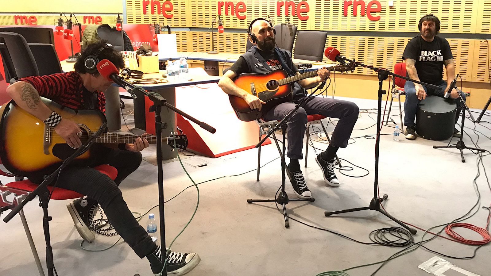 Entre dos luces - Peligro 66, en acústico y sin rodeos - 13/03/20 - escuchar ahora