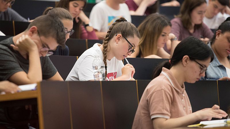 Boletines RNE - El Gobierno aplaza la selectividad por el coronavirus, pero no da la fecha definitiva - Escuchar ahora