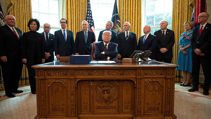 España a las 8 Fin de Semana - Trump aprueba un plan de 2 billones de euros por el coronavirus - Escuchar ahora