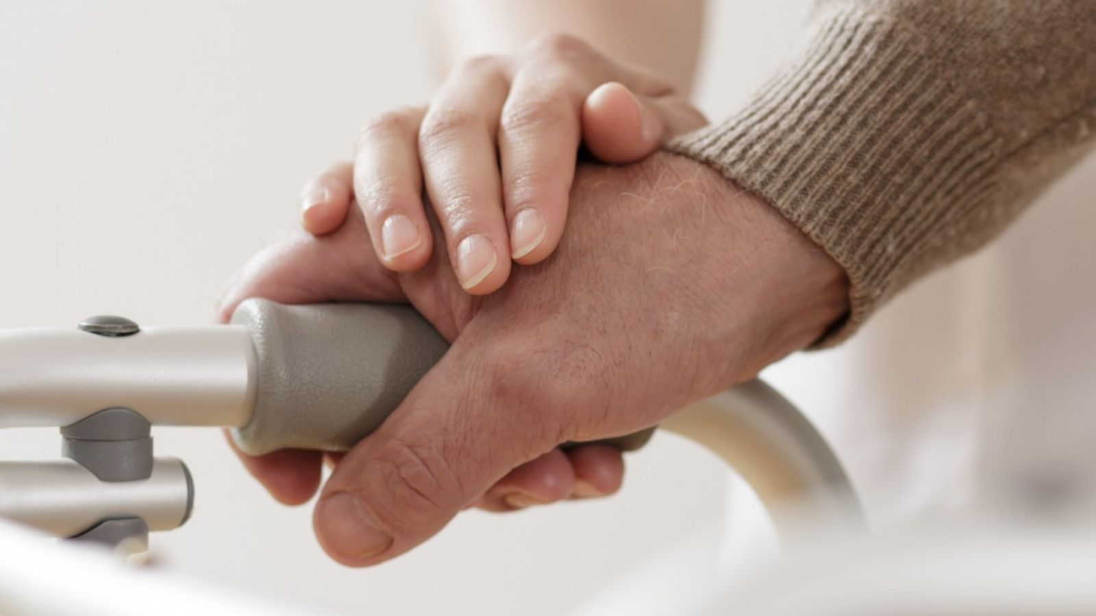 Por tres razones - ¿Qué protocolo han seguido las residencias ante la crisis del Covid19? - Escuchar ahora