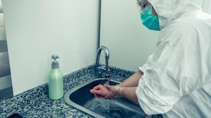 24 horas - De fabricar lubricante para competición a producir gel hidroalcohólico  - Escuchar ahora