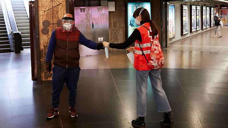 Boletines RNE - España repunta el número de fallecidos aunque los contagios bajan - Escuchar ahora