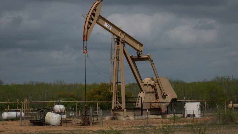24 horas - Desplome histórico del petróleo: el barril de Texas cerró a -40 dólares