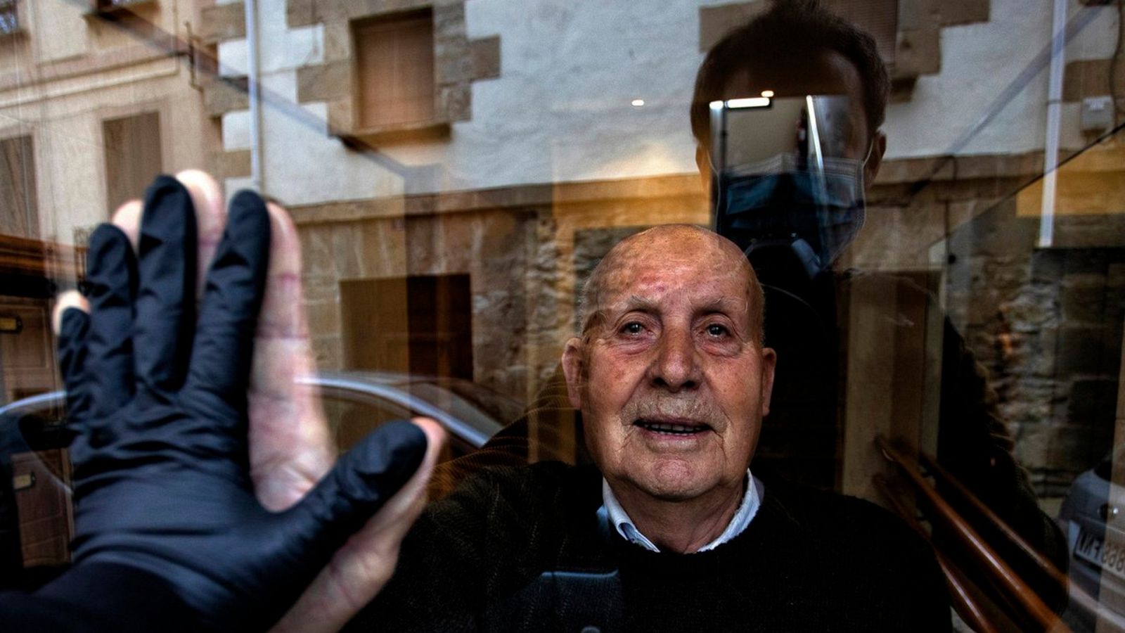 Por tres razones - La imagen del COVID-19 es una fotografía de Unai Beroiz - Escuchar ahora