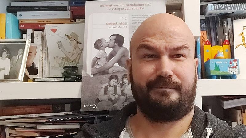 El ojo crítico . 'Libro de Familia', geografía familiar y emocional de Galder Reguera - Escuhcar ahora