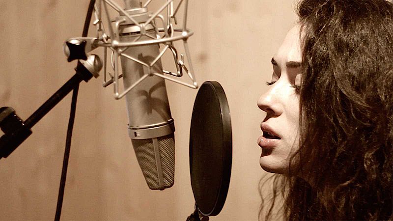 Solamente una vez - Por si aparece Alice Wonder - Escuchar ahora