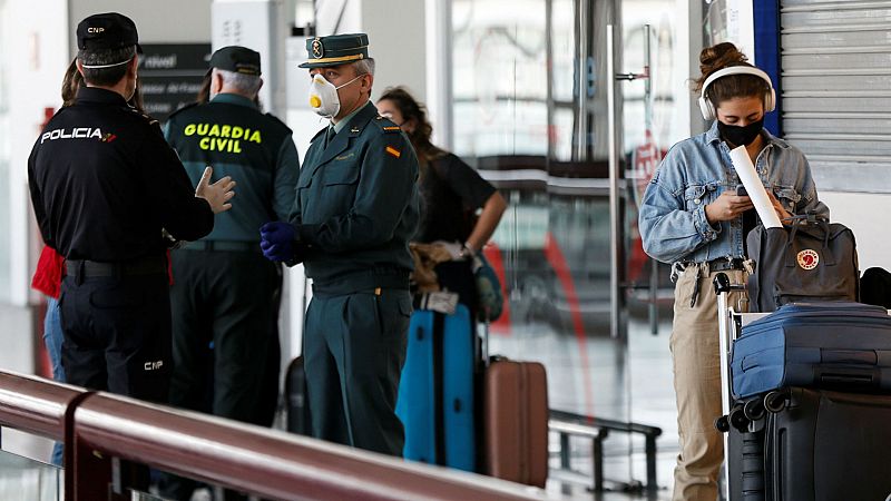 Boletines RNE - Las personas que lleguen a España tendrán que someterse a una cuarentena - Escuchar ahora