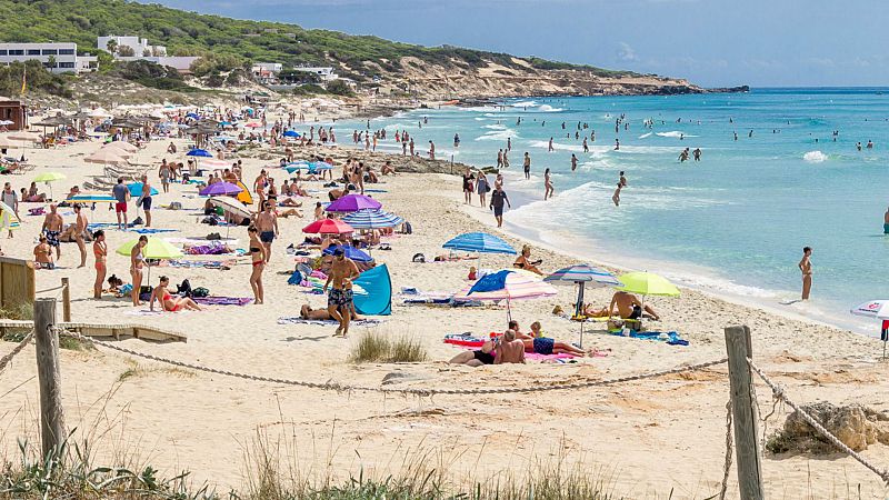 Los habitantes de Formentera ya puden volver a la playa y comer en restaurantes - Escuchar ahora