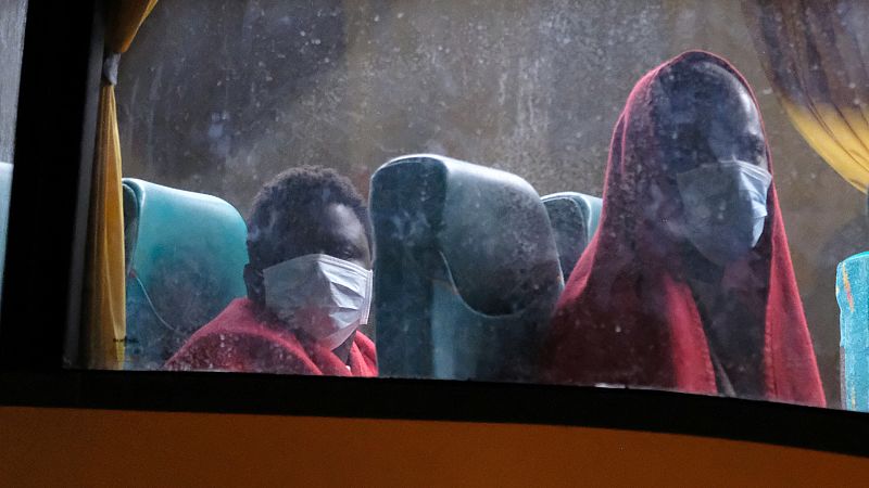 Boletines RNE - Casi un millar de migrantes han llegado a Canarias durante el estado de alarma - Escuchar ahora