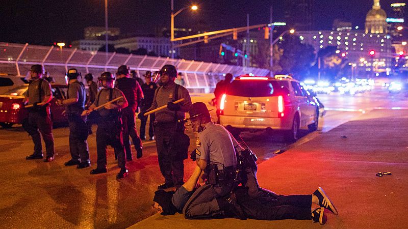 Las mañanas de RNE con Íñigo Alfonso - La autopsia confirma que la muerte del joven negro en Atlanta por disparos de la policía fue un homicidio - Escuchar ahora