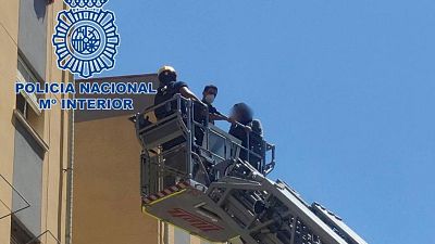 Boletines RNE - Detenido un hombre en Alicante por tener encerrada a su pareja, a la que agred�a f�sica, sexual y verbalmente - Escuchar ahora