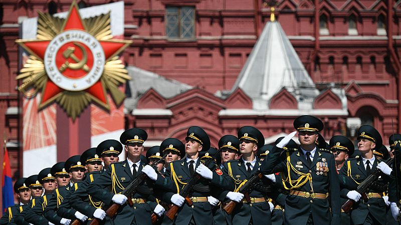 Rusia alimenta su patriotismo con un desfile militar en mitad de la pandemia - 14 horas | Escuchar