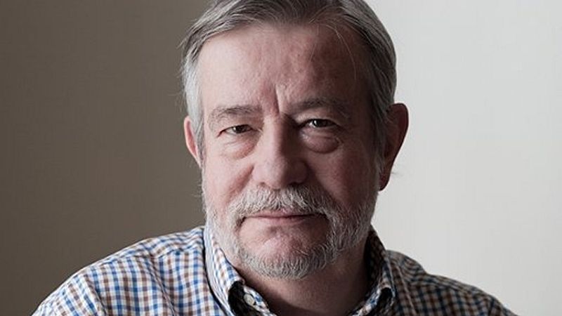 El ojo crítico - 'En la cama con el hombre inapropiado', satírico Guelbenzu - Escuchar ahora