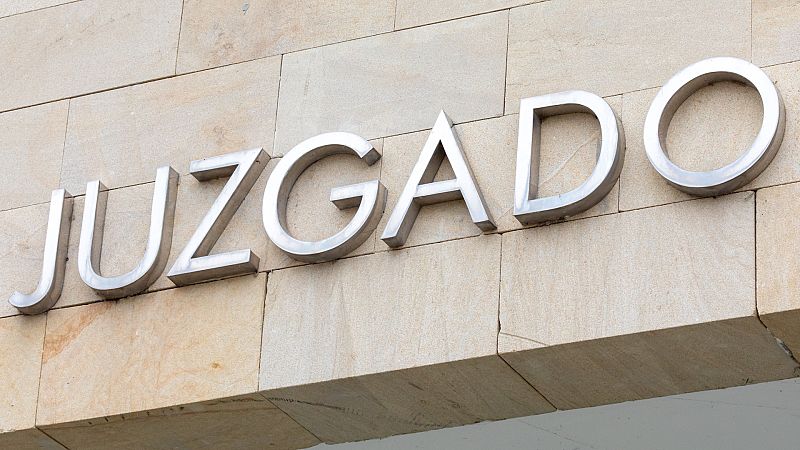 Boletines RNE - La fiscalía reduce a más de la mitad la petición de pena a los jóvenes acusados de participar en una violación en Pineda