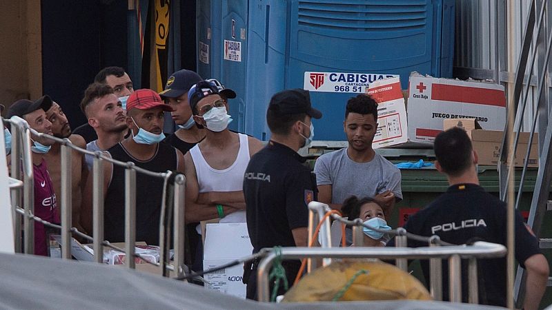 24 horas - Asociaciones de acogida: "Hay que facilitar el acceso al permiso de residencia de forma estable" - Escuchar ahora