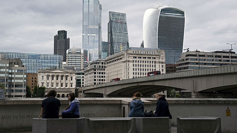 14 horas - Reino Unido requerirá un trabajo cualificado, suficiente inglés e ingresos mínimos para aceptar inmigrantes - Escuchar ahora