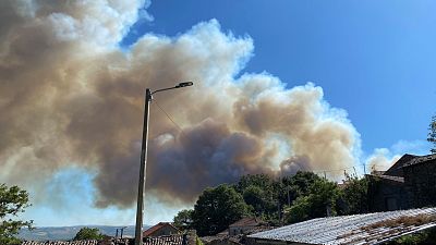 Boletines RNE - Contin�a activo el incendio declarado en Ourense: m�s de 200 hect�reas arrasadas - Escuchar ahora