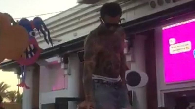 Boletines RNE - Torremolinos cierra cautelarmente la discoteca en la que un Dj escupía alcohol - Escuchar ahora