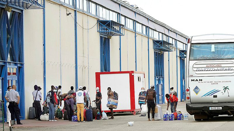 Boletines RNE - Varios temporeros abandonan su confinamiento en Albacete y exigen poner fin a su cuarentena: "Necesitamos trabajar"- Escuchar ahora