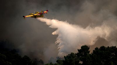 14 horas Fin de Semana - Dos heridos al estrellarse un hidroavi�n portugu�s que trabajaba en el incendio de Lobios - Escuchar ahora