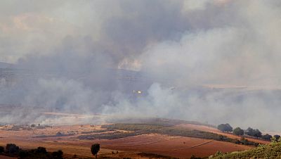 14 horas Fin de Semana - El incendio en Lober de Aliste avanza y ya ha calcinado varias naves ganaderas y m�s de 2.000 hect�reas - Escuchar ahora