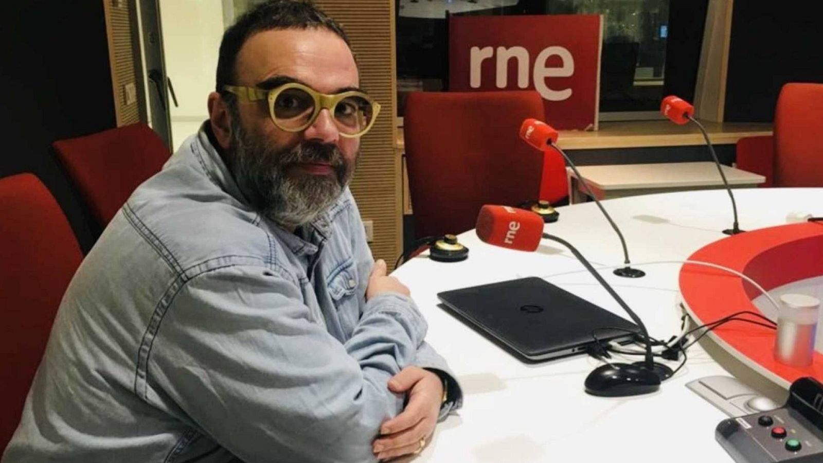 Bob Pop: un artista versátil - Solamente una vez | Escuchar