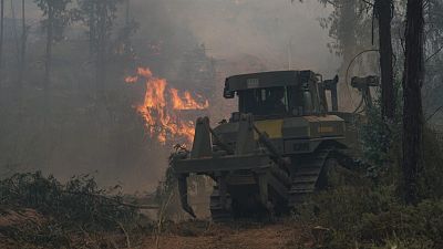 24 horas fin de semana - 20 horas - M�s de 1.800 personas evacuadas por el incendio en Huelva que sigue avanzando sin control - Escuchar ahora