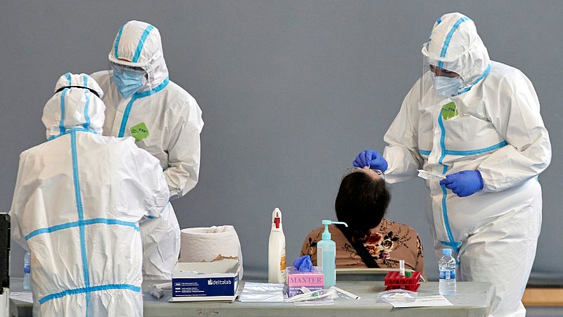 Boletines RNE - Sanidad notifica 241 fallecidos en 24 horas y añade casi 11.000 nuevos contagios en el cómputo global - Escuchar ahora