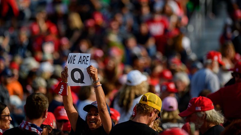 Reportajes 5 Continentes - QAnon, el movimiento conspiranoico que respalda a Trump