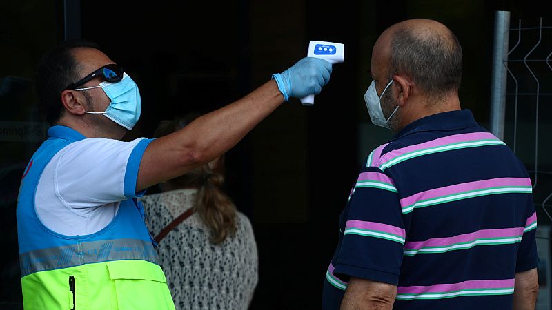 14 horas - Las comunidades autónomas podrán contratar a médicos que no consiguieron plaza en el último MIR y a especialistas extracomunitarios