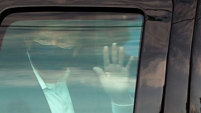 Trump escenifica su mejor�a con un paseo en coche alrededor del hospital: "He aprendido mucho del coronavirus" - Escuchar ahora