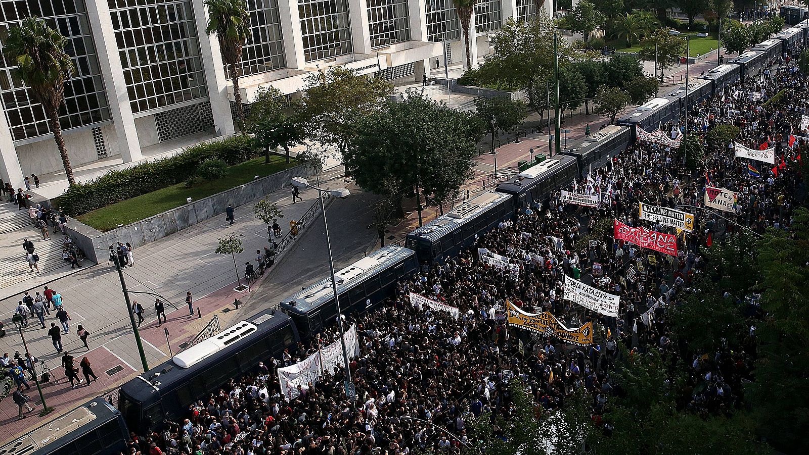 Boletines RNE - La cúpula de Amanecer Dorado es declarada culpable de dirigir una organización criminal - Escuchar ahora