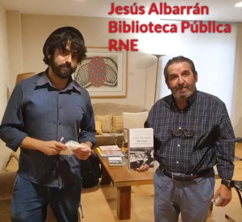 Biblioteca pública - Jesús Albarrán estudia en 'A Boy walking. Bob Dylan y el folk revival de los 60' los primeros años creativos del Premio Nobel de Literatura - Escuchar ahora