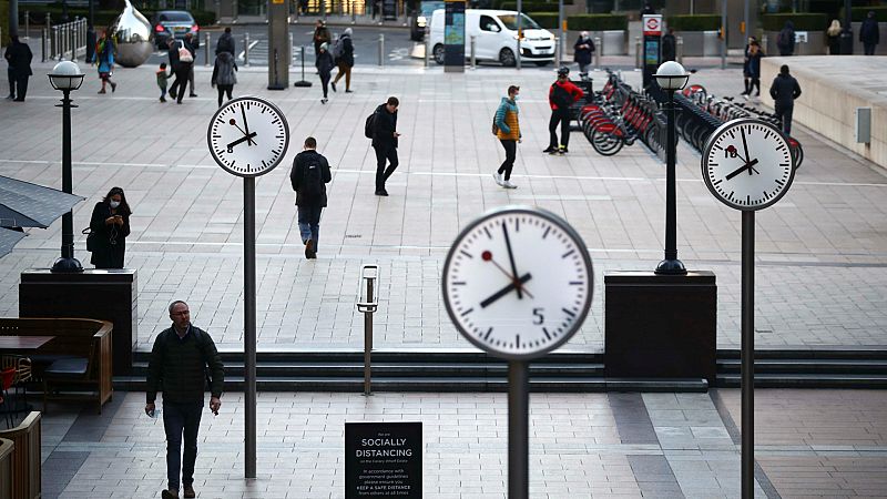 14 horas - Londres prohíbe las reuniones en interiores con personas con las que no se convive - Escuchar ahora