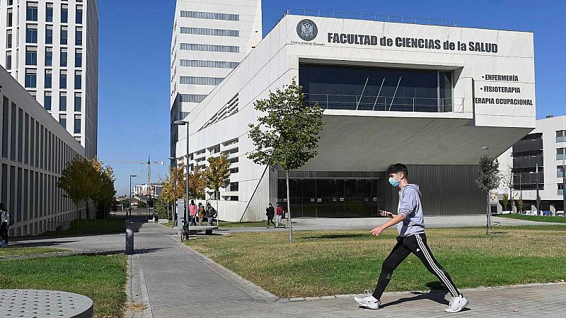 Las Mañanas de RNE con Íñigo Alfonso - Los estudiantes de Granada se manifiestan contra la suspensión de las clases presenciales: "Nos molesta que no se ponga el foco en los bares y sí en la Universidad"
