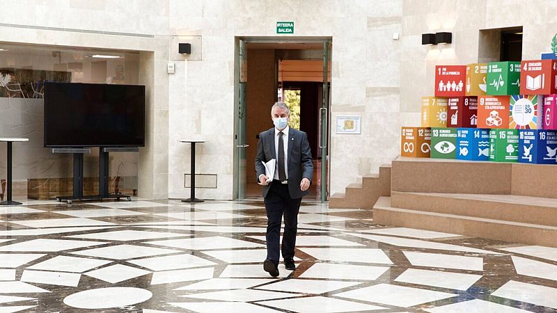 Informativos fin de semana - 20 horas - Restricciones en Euskadi: grupos de sólo 6 personas, aforos al 50% y cierre a las 12 de la noche de la hostelería - Escuchar ahora