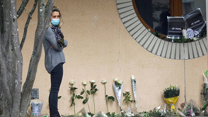 Informativos fin de semana - 20 horas - Manifestación de repulsa en París por el asesinato del profesor este domingo