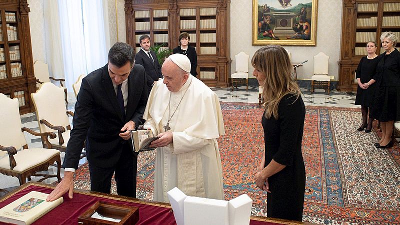 14 horas Fin de Semana - El Papa advierte a Sánchez del peligro de las "ideologías" y afirma que la política "no es cuestión de maniobras"