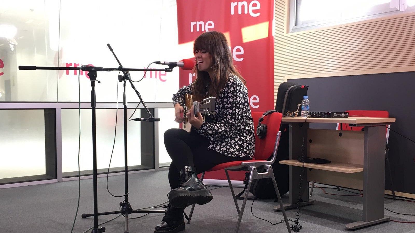 Tarde lo que tarde - Cuáles son los siete síes de Vanesa Martín - Escuchar ahora