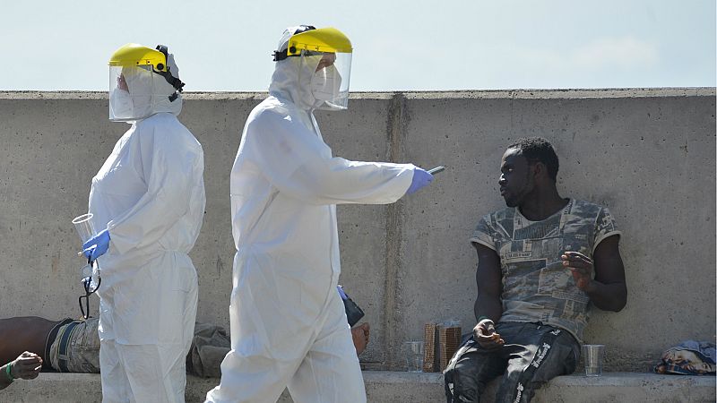 14 horas - La Fiscalía de Canarias elimina el protocolo que separaba a madres e hijos al llegar en patera a las islas - Escuchar ahora