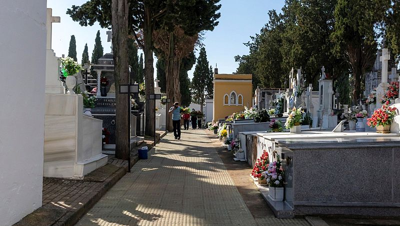 España a las 8 Fin de Semana - Las restricciones de aforo y la distancia de seguridad marcan la celebración del Día de Todos los Santos - Escuchar ahora