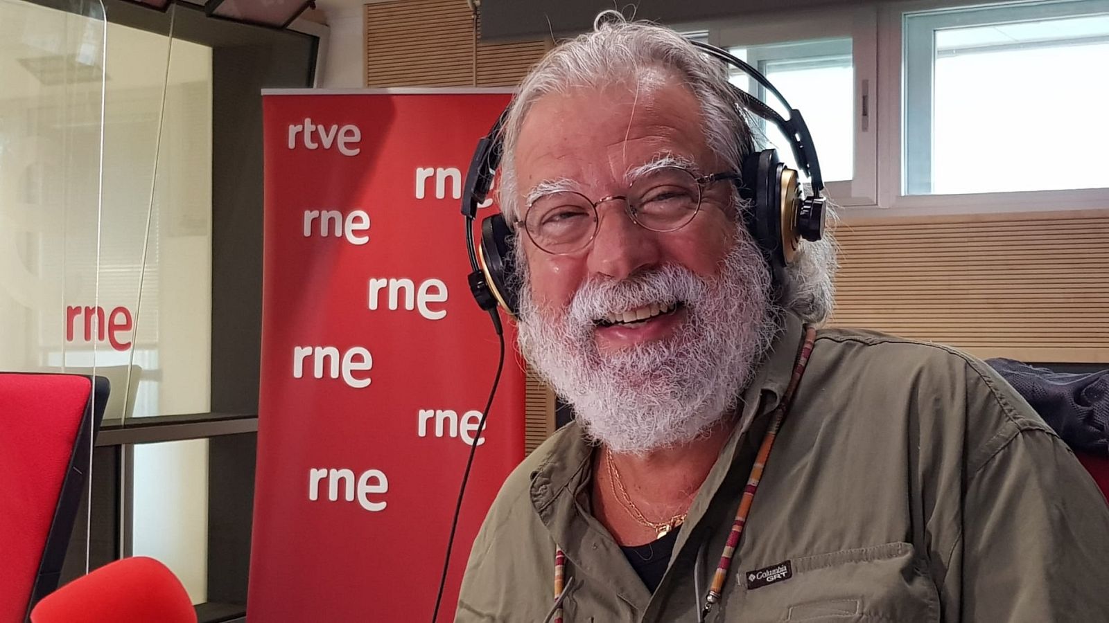 Julio Iglesias visita nuestro barrio latino | Escuchar