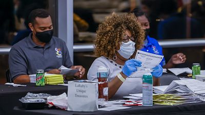 14 horas - La tendencia favorece a Biden en cuatro de los cinco estados que siguen contando votos - Escuchar ahora