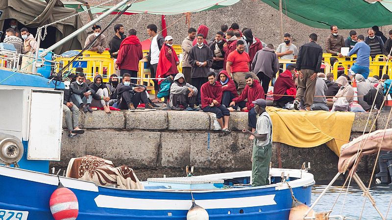 14 horas Fin de Semana - Los migrantes en el muelle de Arguineguín, hacinados en el campamento a la espera de pasar al sistema de acogida - Escuchar ahora