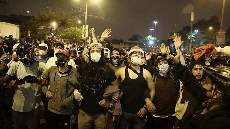 España a las 8 Fin de Semana - Al menos dos jóvenes muertos y varios heridos durante las protestas contra el nuevo presidente de Perú - Escuchar ahora