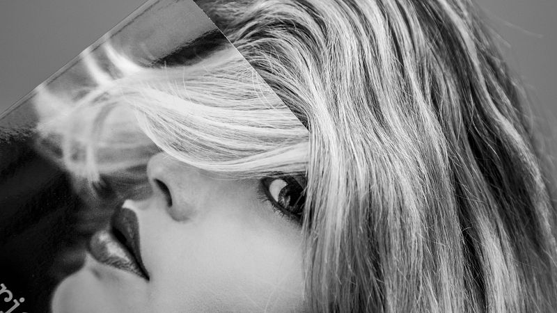 Bebi Fernández denuncia la violencia estructural hacia las mujeres en su última novela 'Reina' - Escuchar ahora